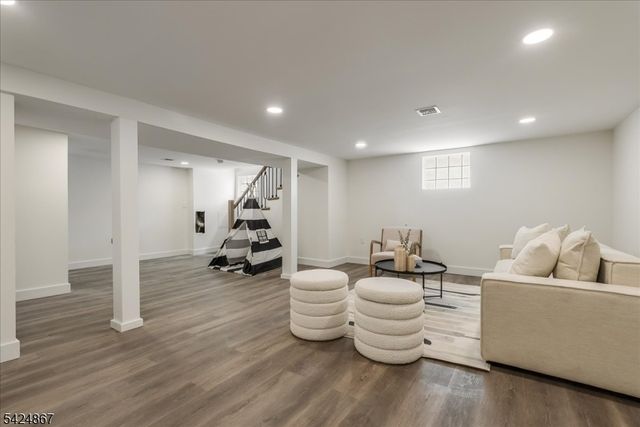 210 Paterson Ave, Hasbrouck Heights Boro, NJ 07604