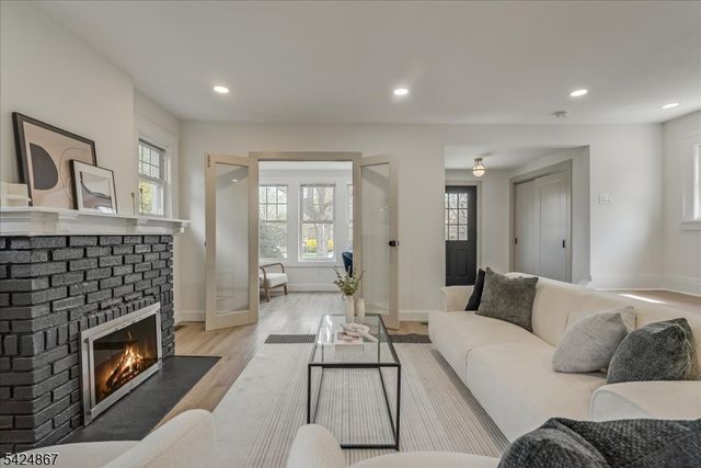 210 Paterson Ave, Hasbrouck Heights Boro, NJ 07604