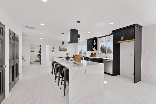 1729 Monte Largo Drive NE, Albuquerque, NM 87112