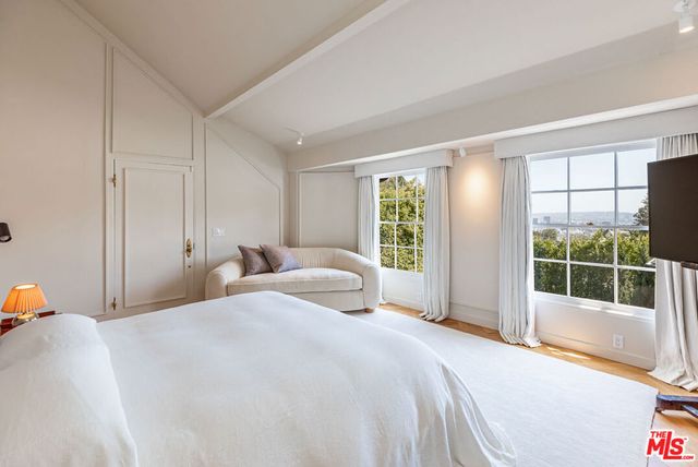 1437 Belfast Drive, Los Angeles, CA 90069