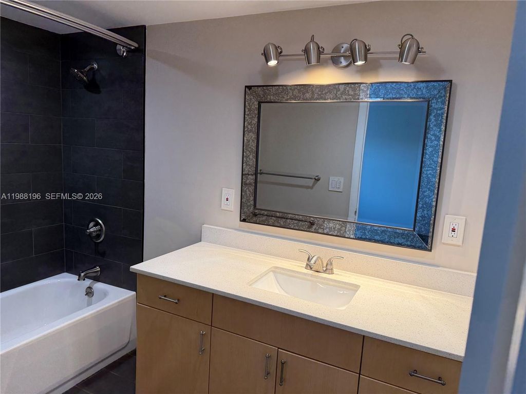 9355 SW 8th St 305, Boca Raton, FL 33428