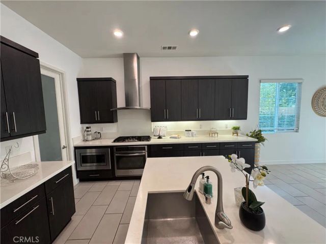 111 Newall, Irvine, CA 92618