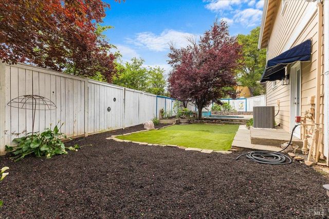 103 Paul Wittke Dr, Healdsburg, CA 95448