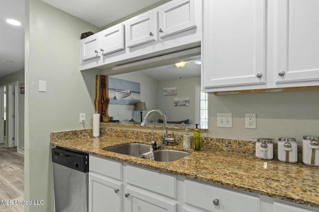 2421 Beachview Drive, H15, Ocean Springs, MS 39564