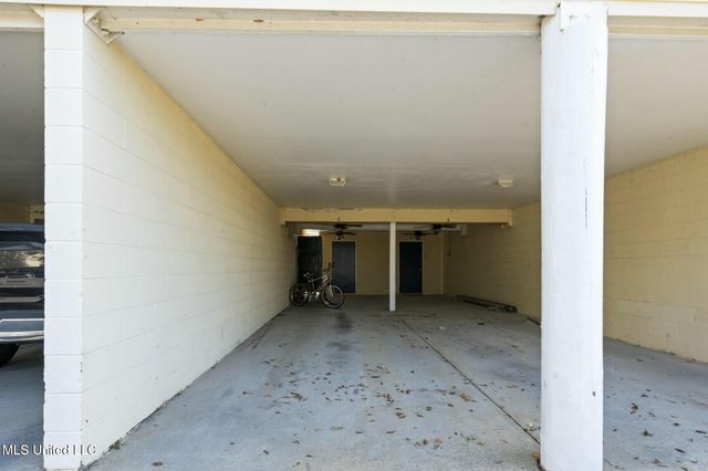 2421 Beachview Drive, H15, Ocean Springs, MS 39564