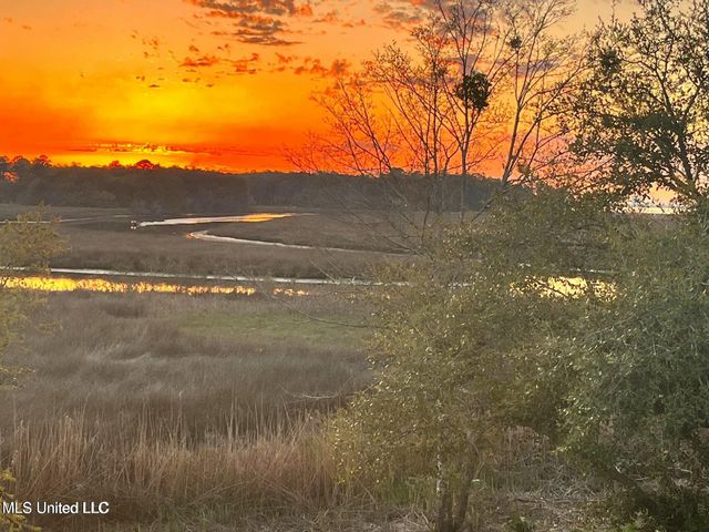 2421 Beachview Drive, H15, Ocean Springs, MS 39564