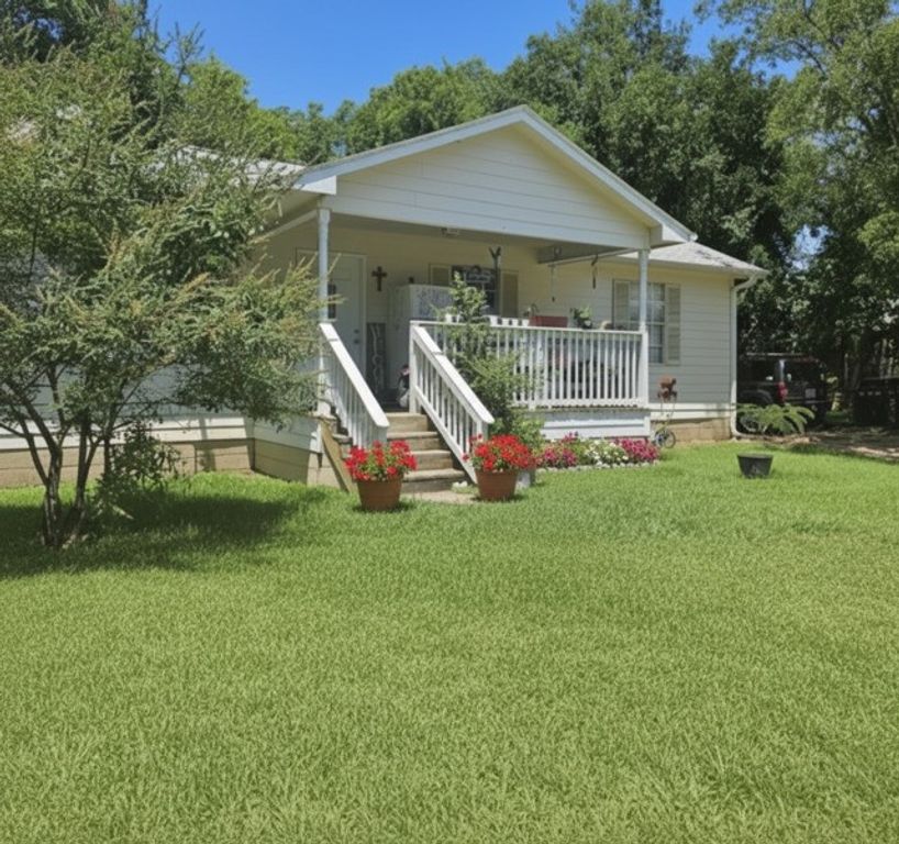 410 W 11th Street, Bonham, TX 75418