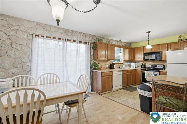 1197 Hunters Woods Drive, Pocono Twp, PA 18301