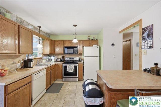 1197 Hunters Woods Drive, Pocono Twp, PA 18301