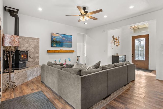 7 Charles Way, Edgewood, NM 87015