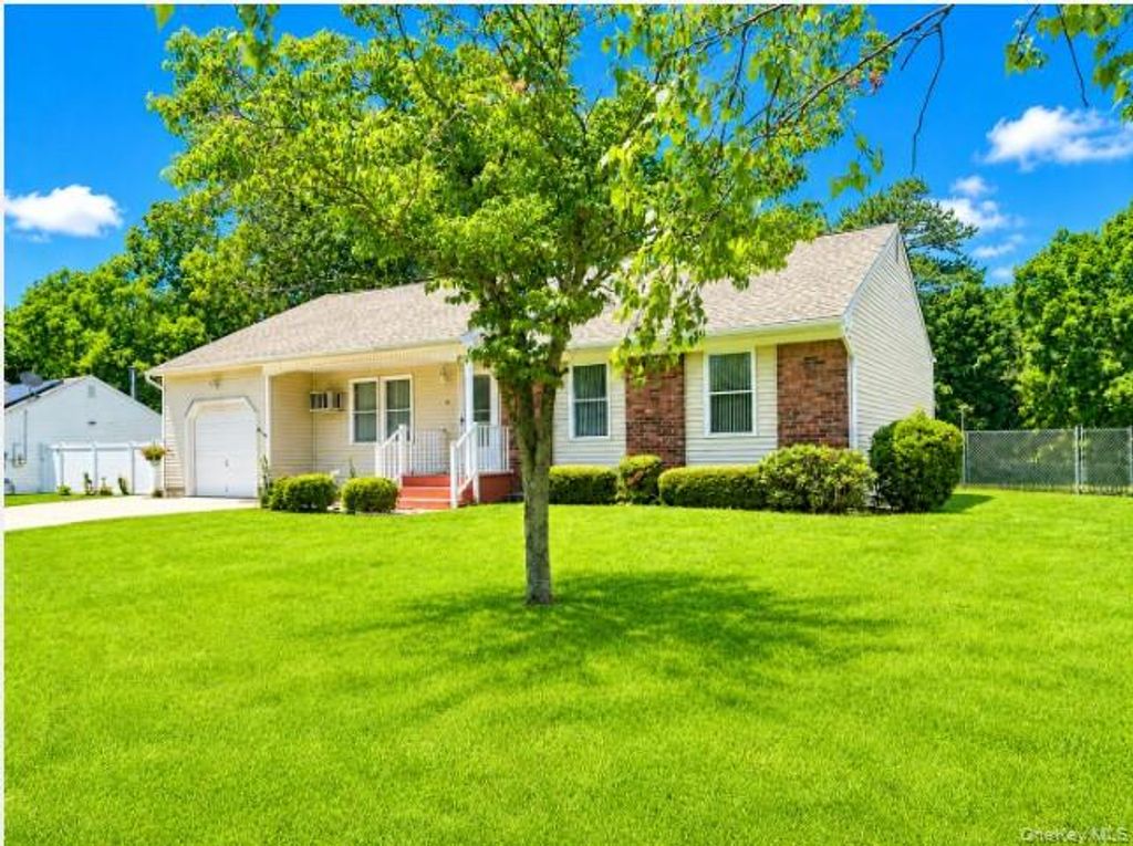 58 Glenmere Lane, Coram, NY 11727