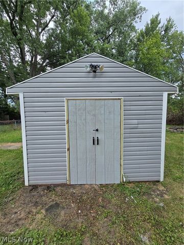 747 W River Road N, Elyria, OH 44035