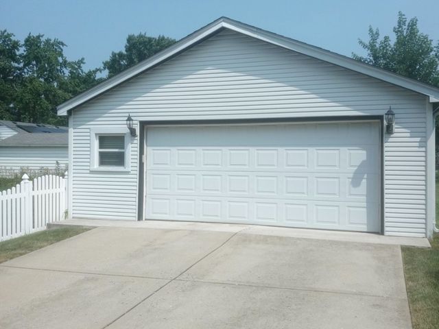 943 S Charlotte Street, Lombard, IL 60148