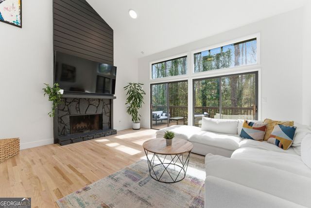 2704 Long Lake Drive NE, Roswell, GA 30075