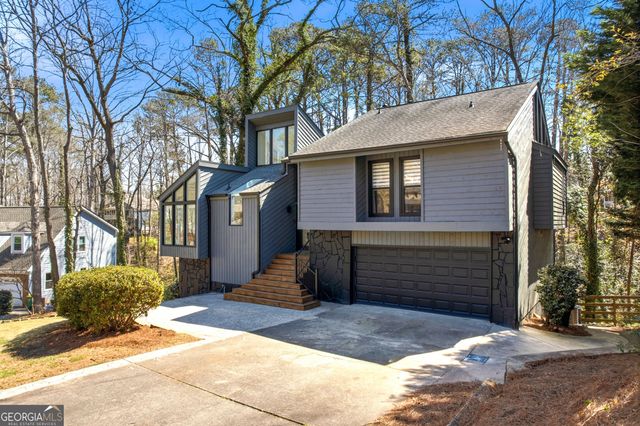 2704 Long Lake Drive NE, Roswell, GA 30075