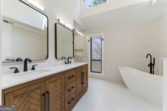 2704 Long Lake Drive NE, Roswell, GA 30075