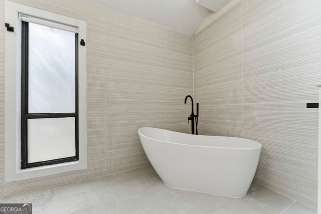 2704 Long Lake Drive NE, Roswell, GA 30075