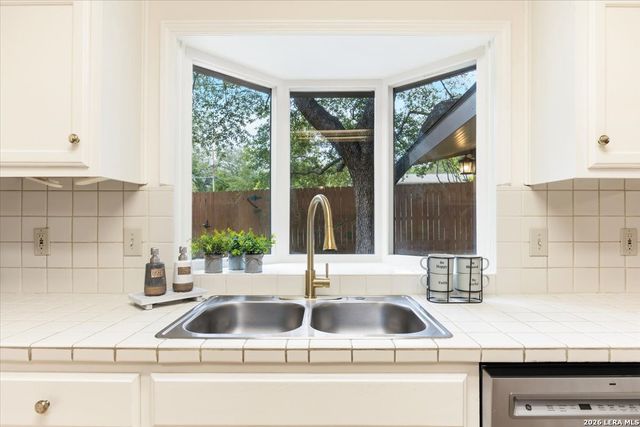 18 COURT CIR, San Antonio, TX 78209
