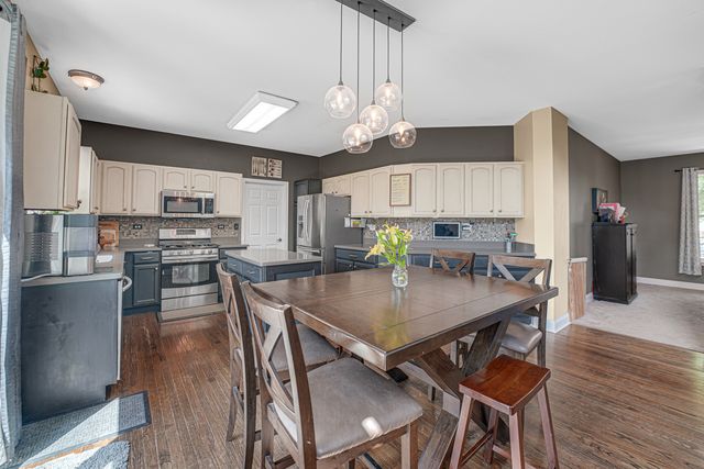 2316 Loop Road, Algonquin, IL 60102