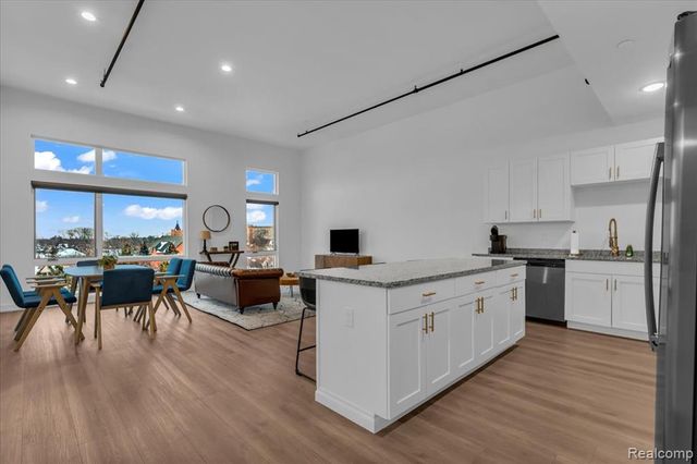 166 Oak Street PH5, Wyandotte, MI 48192