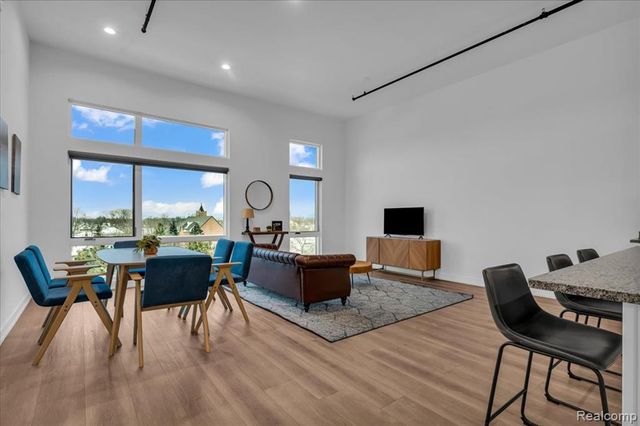 166 Oak Street PH5, Wyandotte, MI 48192