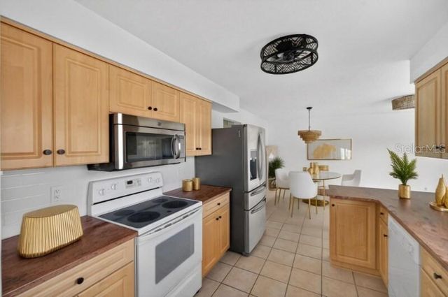 8195 COACHLIGHT CIRCLE, Seminole, FL 33776