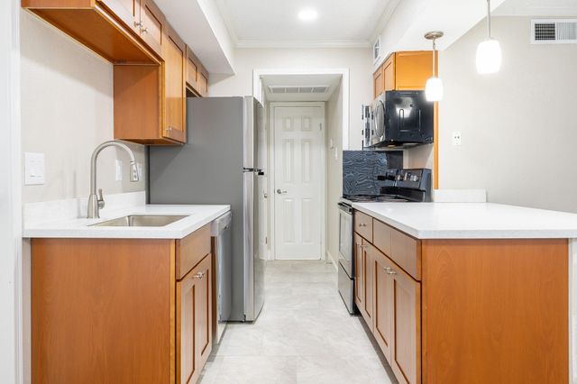 2750 Holly Hall Street 1711, Houston, TX 77054