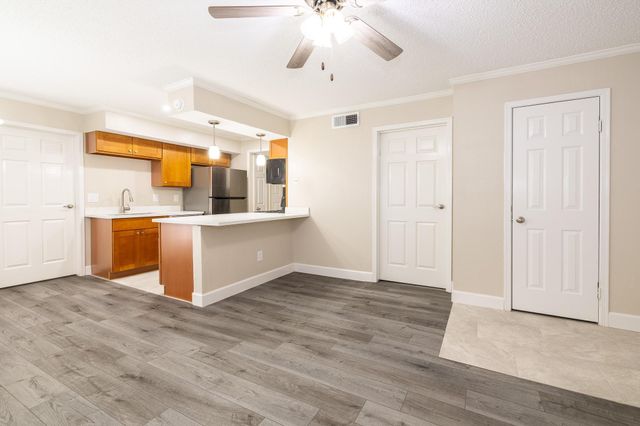 2750 Holly Hall Street 1711, Houston, TX 77054