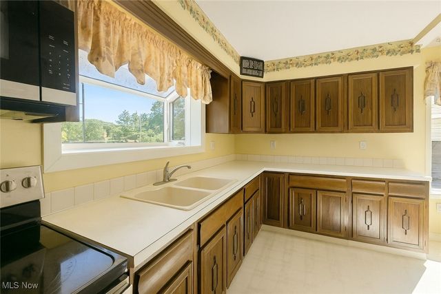 3198 Erhart Road, Litchfield, OH 44253