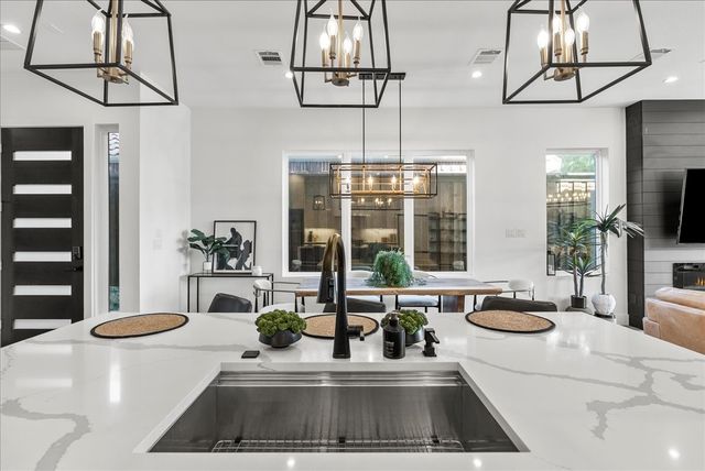 2132 Hondo Avenue, Dallas, TX 75219