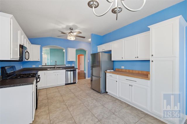 432 Thunderstorm Ave, Lockhart, TX 78644