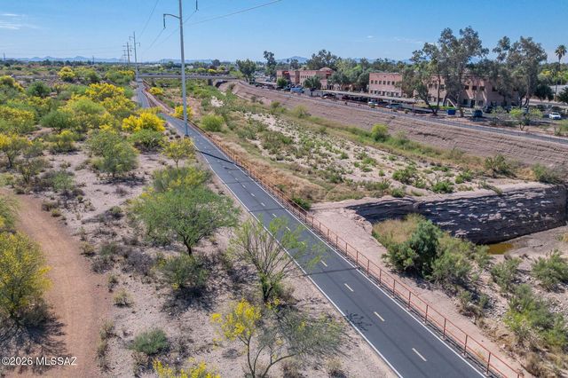 1811 N Camino De La Cienega, Tucson, AZ 85715