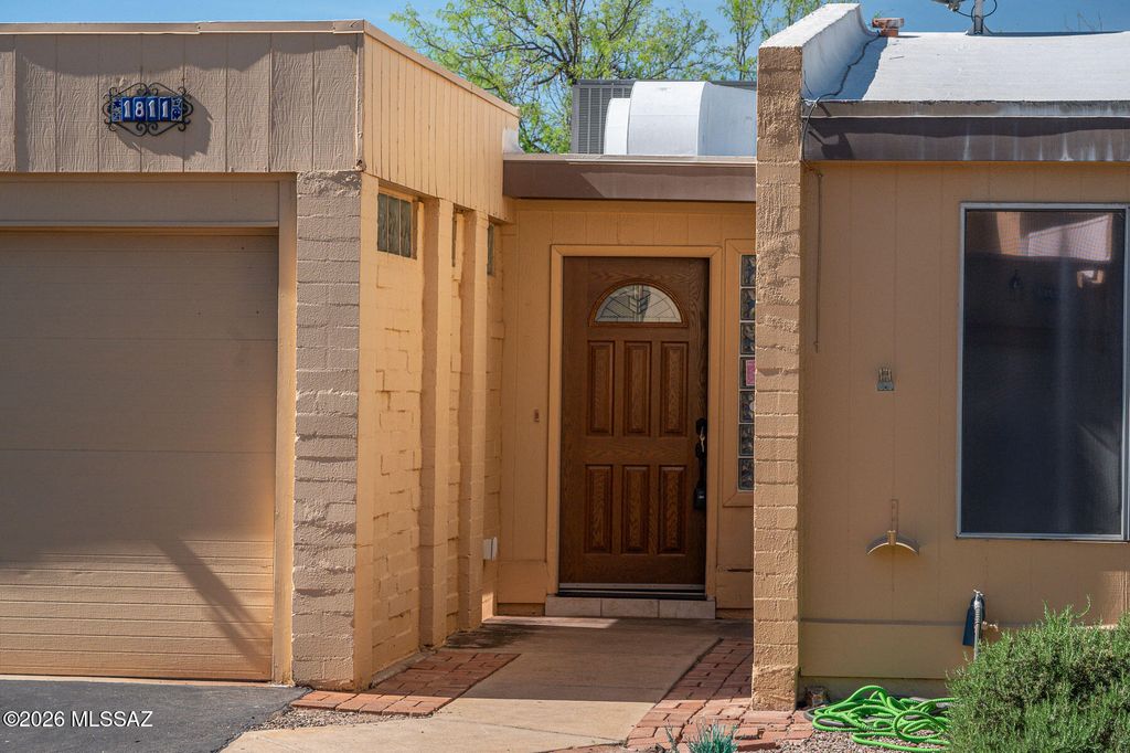 1811 N Camino De La Cienega, Tucson, AZ 85715