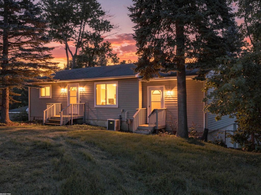 1278 Oregon Boulevard, Waterford, MI 48327