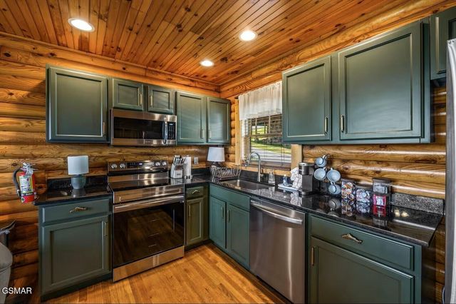 808 Peak Loop Way, Sevierville, TN 37862