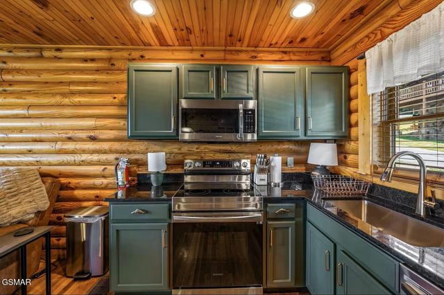 808 Peak Loop Way, Sevierville, TN 37862