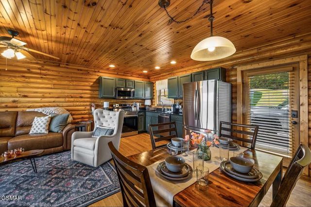 808 Peak Loop Way, Sevierville, TN 37862