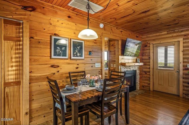 808 Peak Loop Way, Sevierville, TN 37862