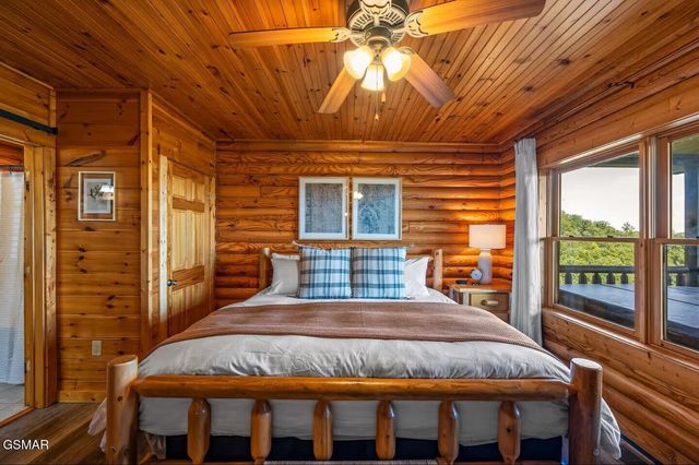 808 Peak Loop Way, Sevierville, TN 37862