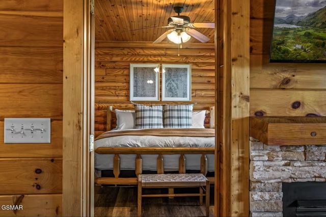 808 Peak Loop Way, Sevierville, TN 37862