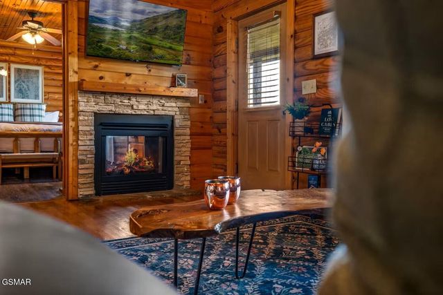 808 Peak Loop Way, Sevierville, TN 37862