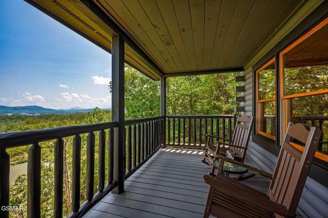 808 Peak Loop Way, Sevierville, TN 37862