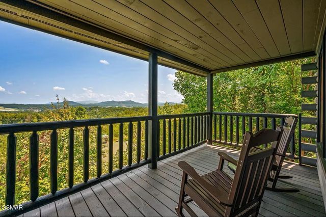 808 Peak Loop Way, Sevierville, TN 37862