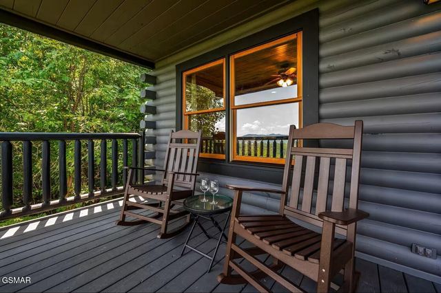 808 Peak Loop Way, Sevierville, TN 37862