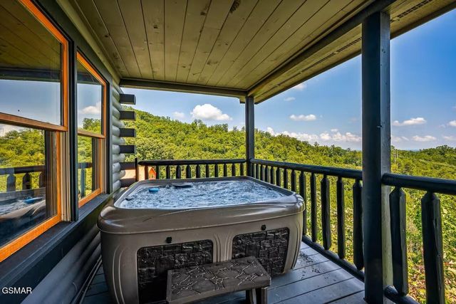 808 Peak Loop Way, Sevierville, TN 37862