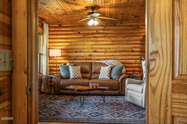 808 Peak Loop Way, Sevierville, TN 37862