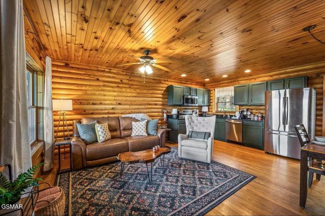 808 Peak Loop Way, Sevierville, TN 37862