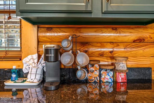 808 Peak Loop Way, Sevierville, TN 37862
