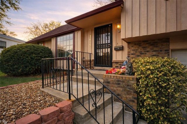 7615 W 95th Street, Overland Park, KS 66212