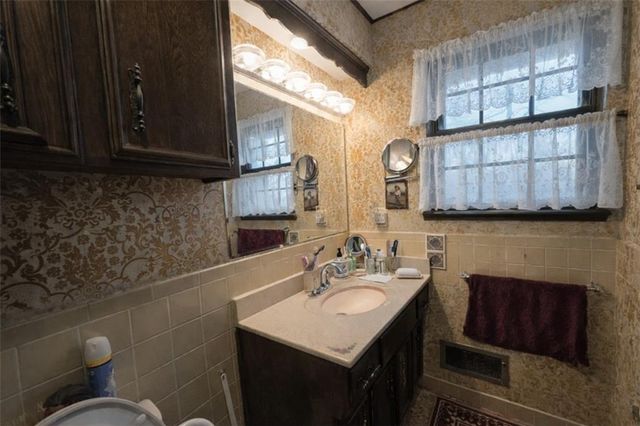 7615 W 95th Street, Overland Park, KS 66212